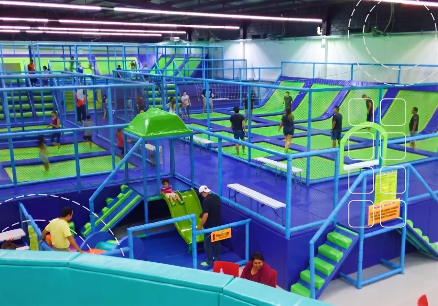 Área de brincolines y trampolines infantiles