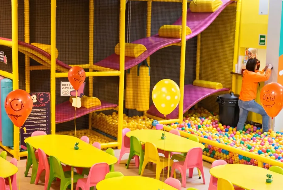 Área de fiestas infantiles con alberca de pelotas