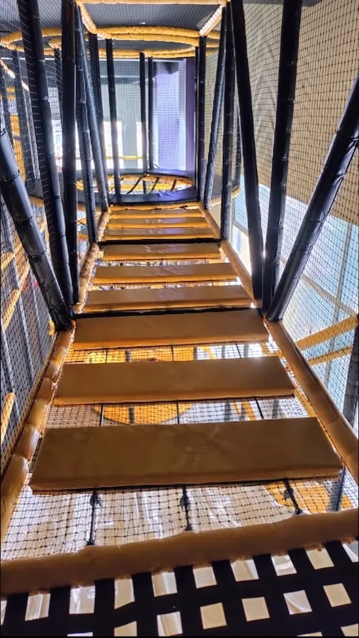 Escaleras acolchadas en juegos infantiles modulares