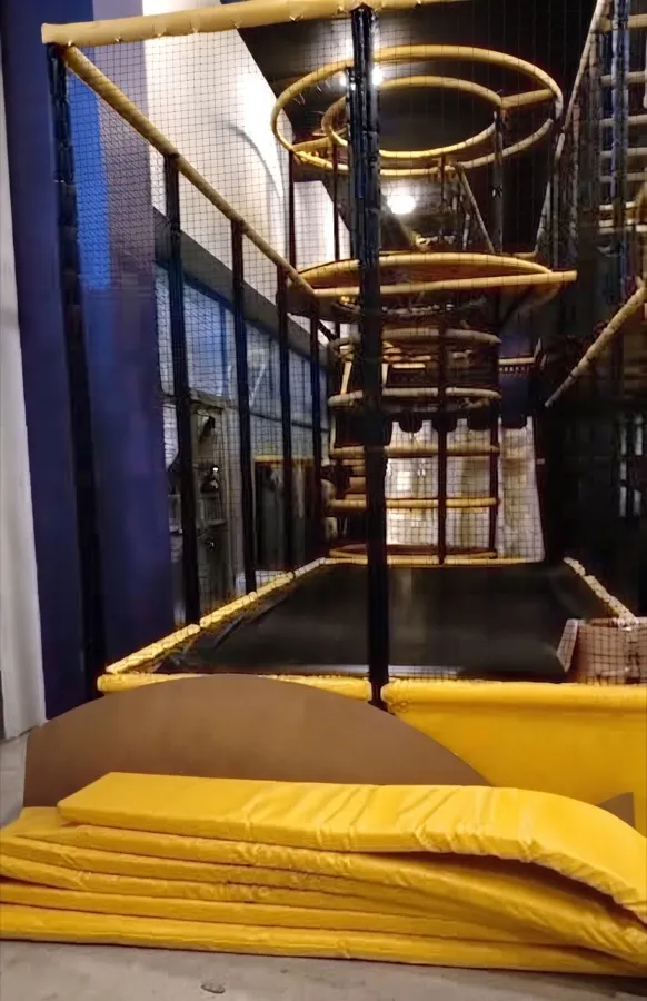 Torre de aros en juegos infantiles modulares